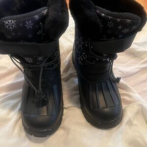 Black Snow Boots with Snowflake Pattern